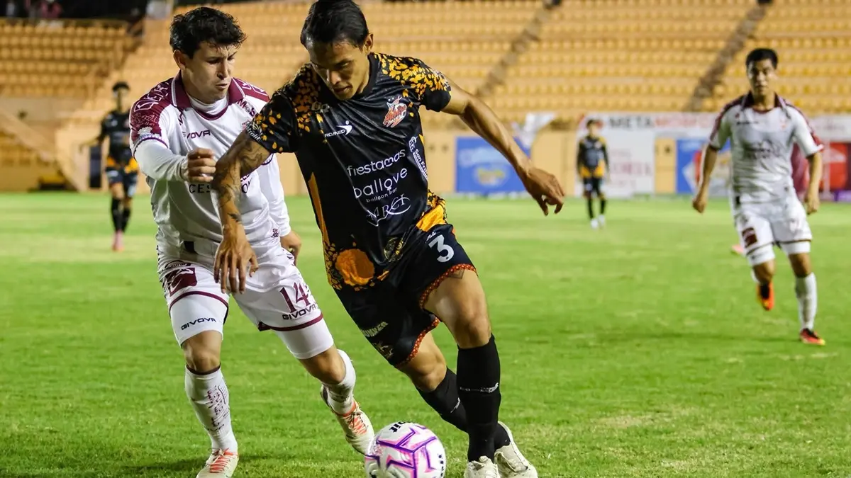 Adrián justo protege la pelota ante la embestida de Óscar Mazatlán
