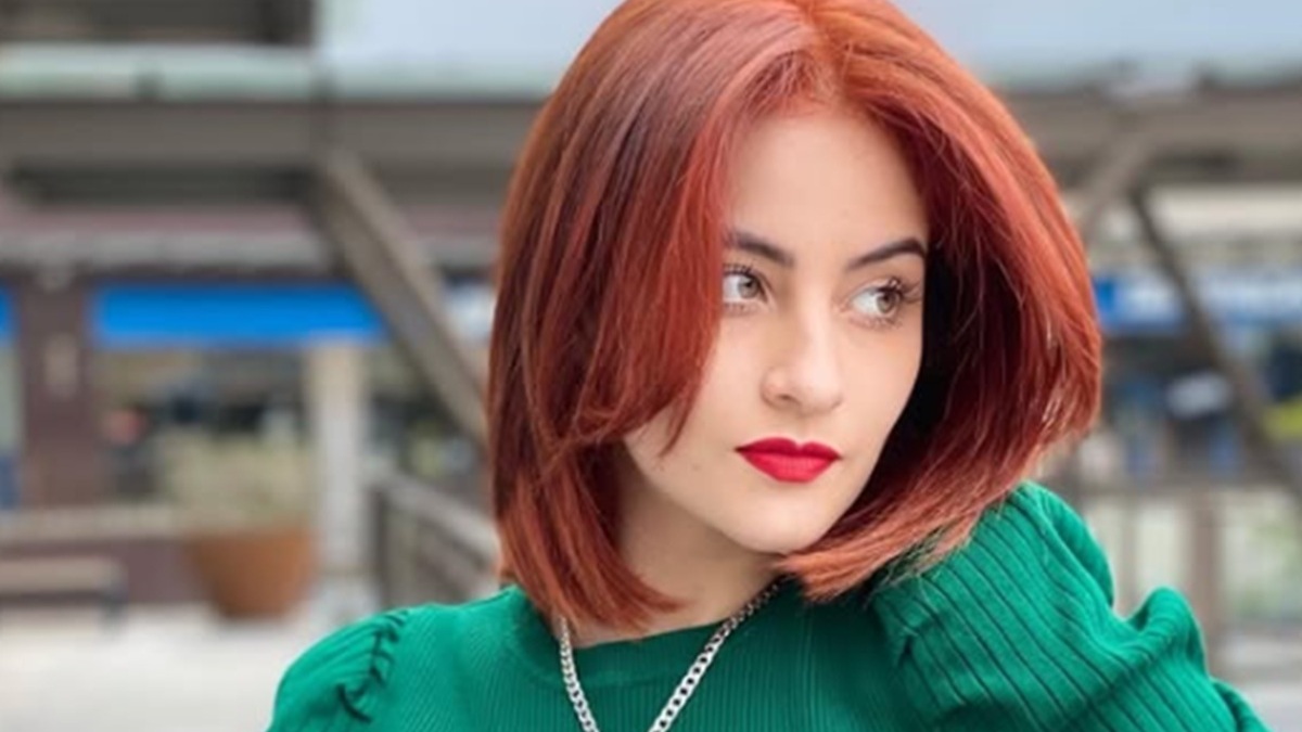 Paola Dalay con vestido verde y cabello rojo