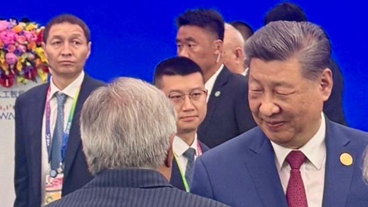 El Presidente de China, Xi Jinping saluda a algunas personas.