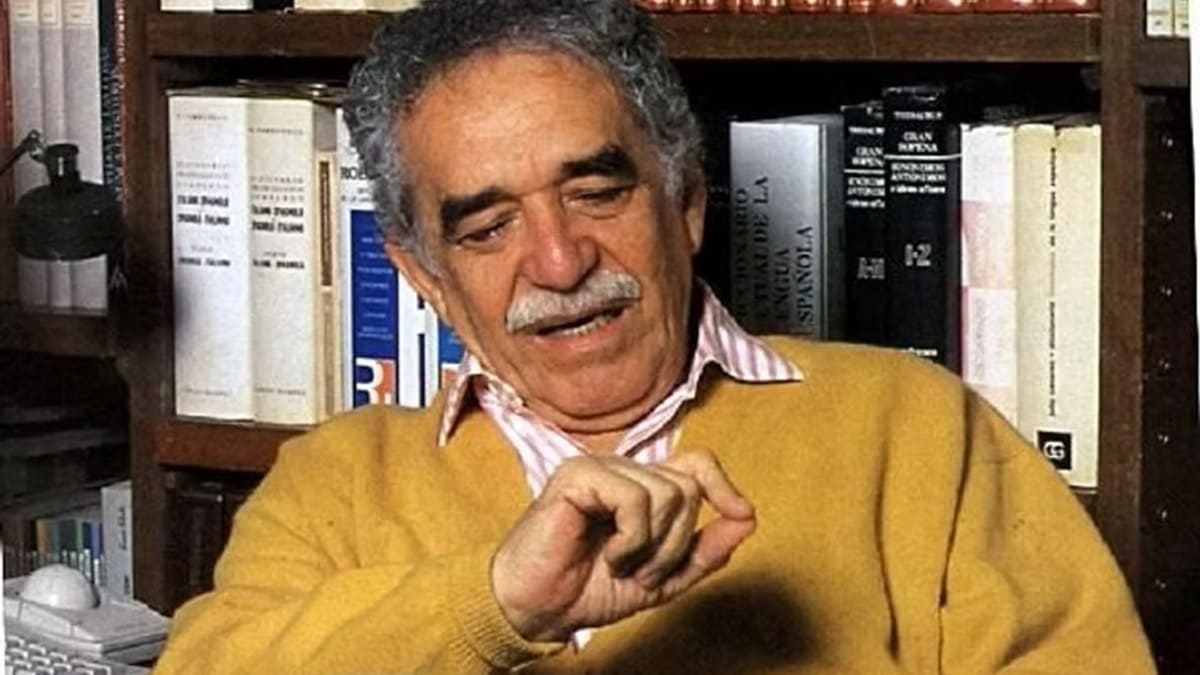 Imagen de Gabriel García Márquez con suéter color mostaza en una biblioteca