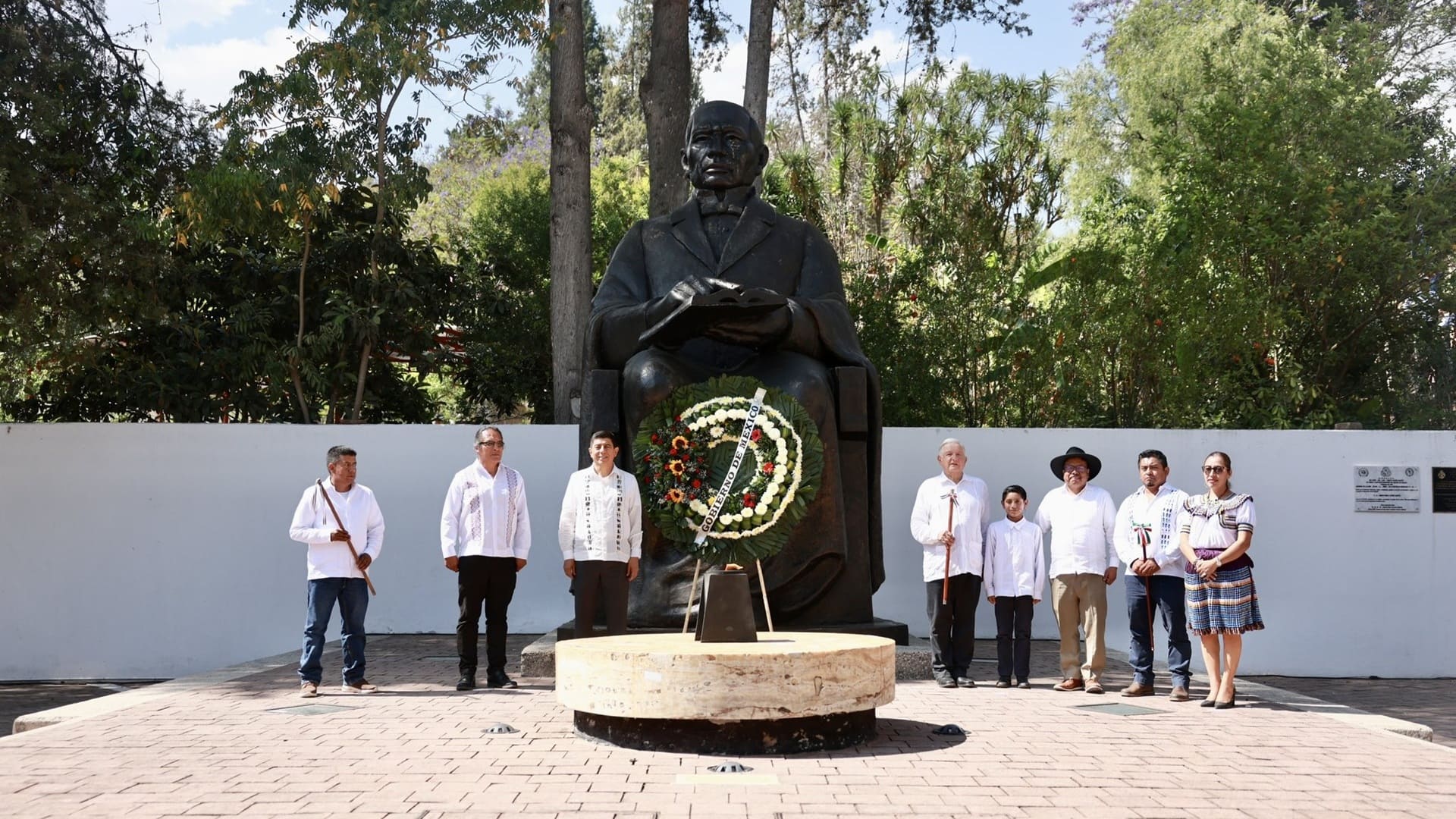AMLO y Salomón Jara encabezan homenaje a Benito Juárez en Guelatao
