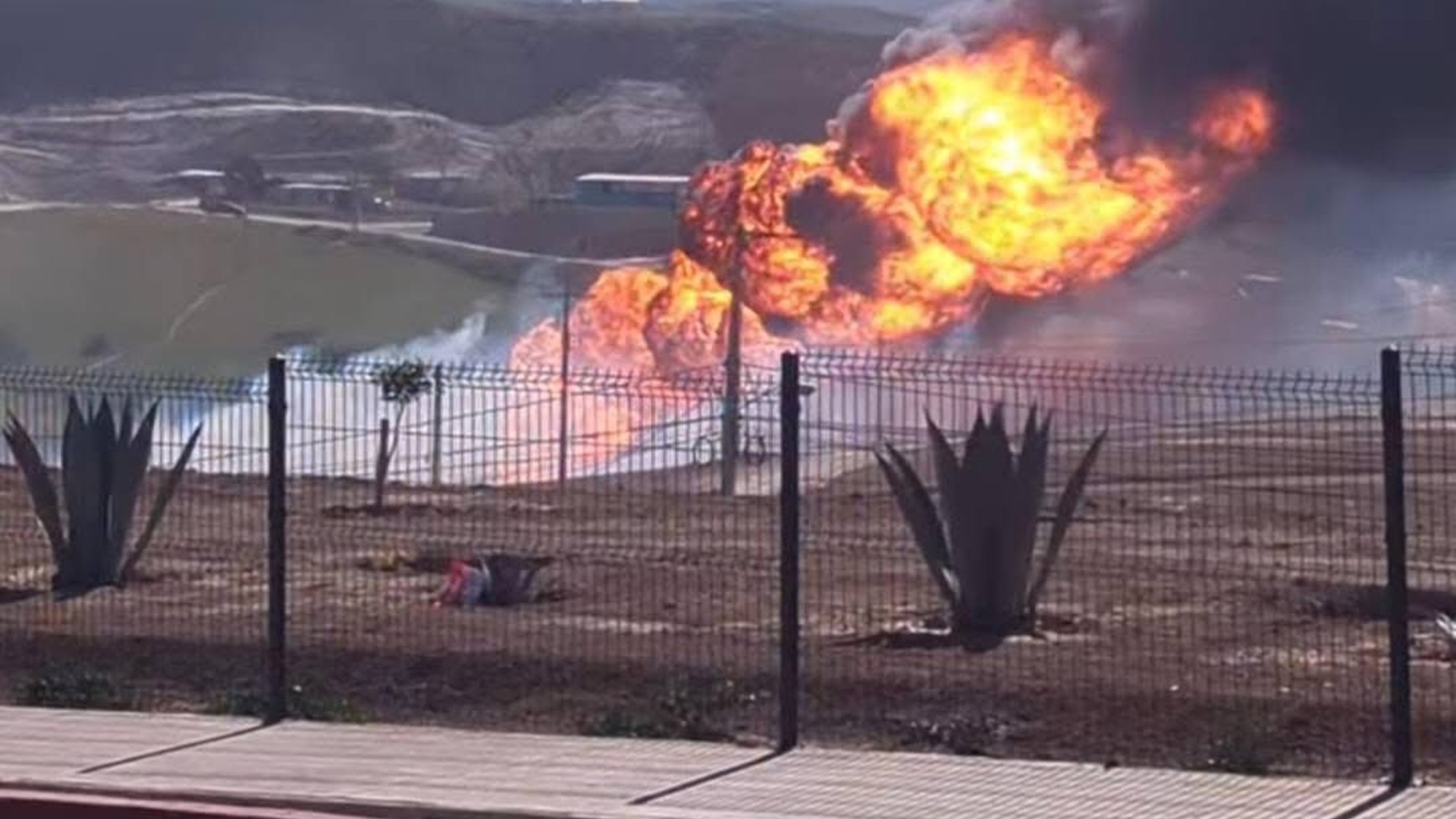 Pemex controla incendio en ducto de Rosarito, Baja California