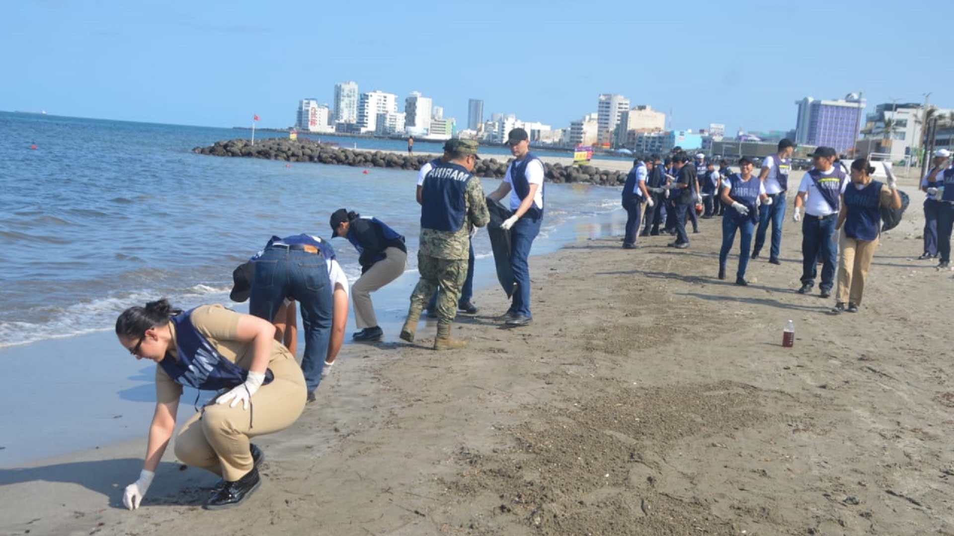 Despliegan más de 2,400 elementos para contener derrame de hidrocarburos en Veracruz y Tabasco