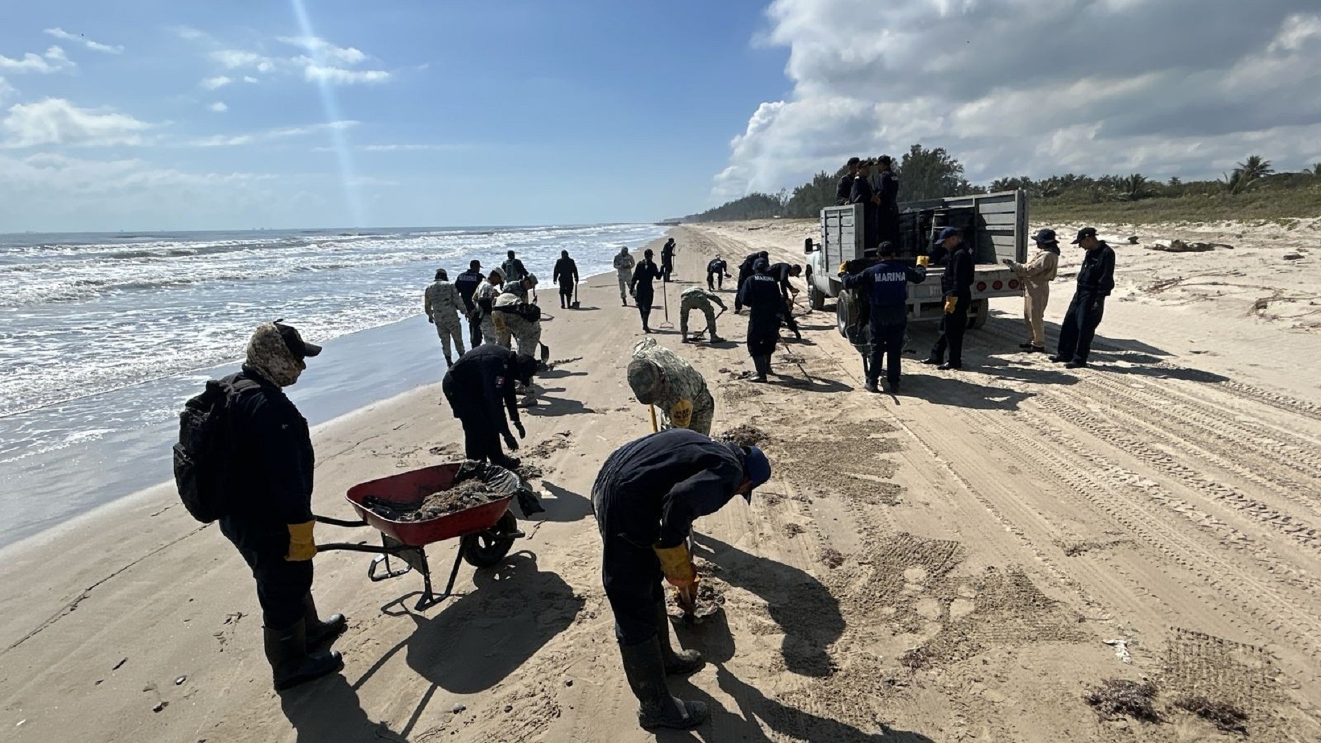 Despliegan más de 2,400 elementos para contener derrame de hidrocarburos en Veracruz y Tabasco