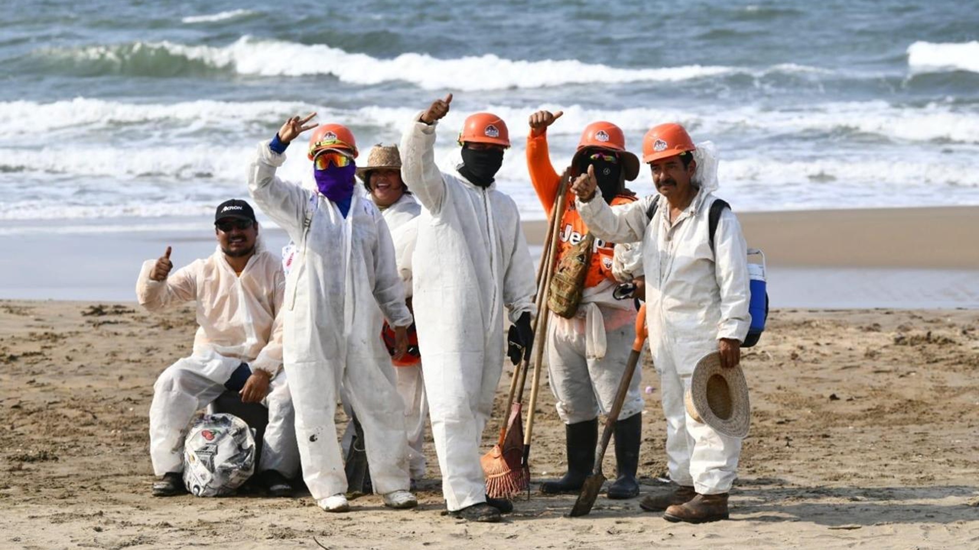 Pemex reporta control de contaminación por hidrocarburos en el Golfo de México; limpian más de 480 km de costas