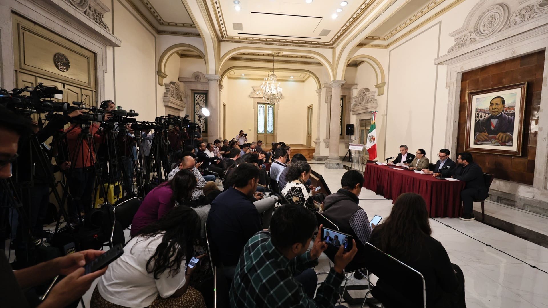 Transportistas y campesinos bloquean carreteras en 11 estados; Segob insiste en diálogo