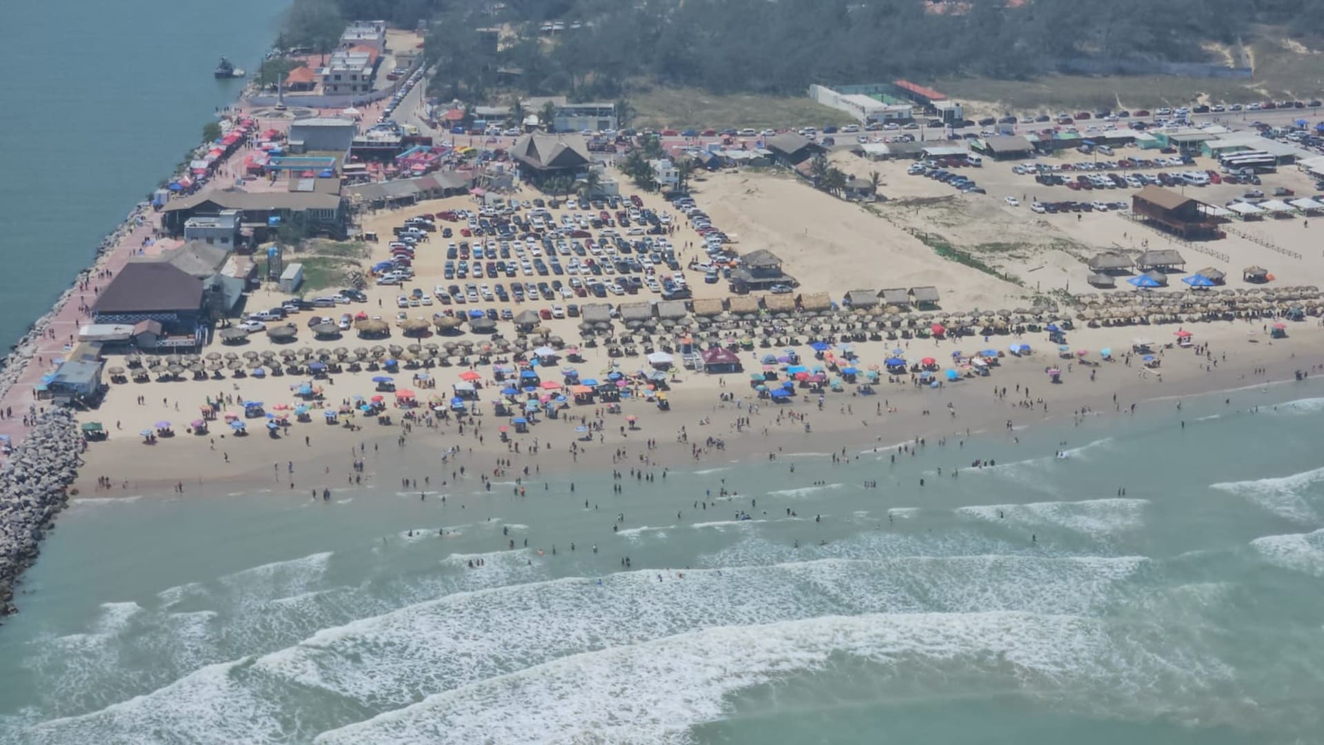 Contención en marcha: brigadas limpian playas del Golfo tras derrame de hidrocarburos