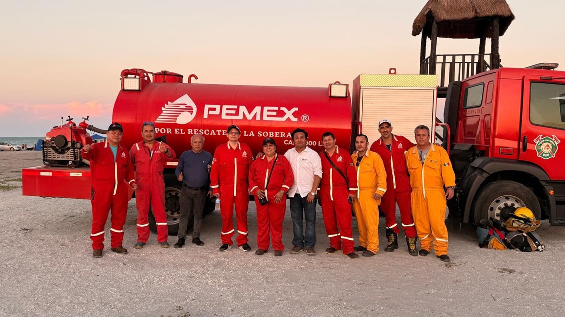 Contención en marcha: brigadas limpian playas del Golfo tras derrame de hidrocarburos