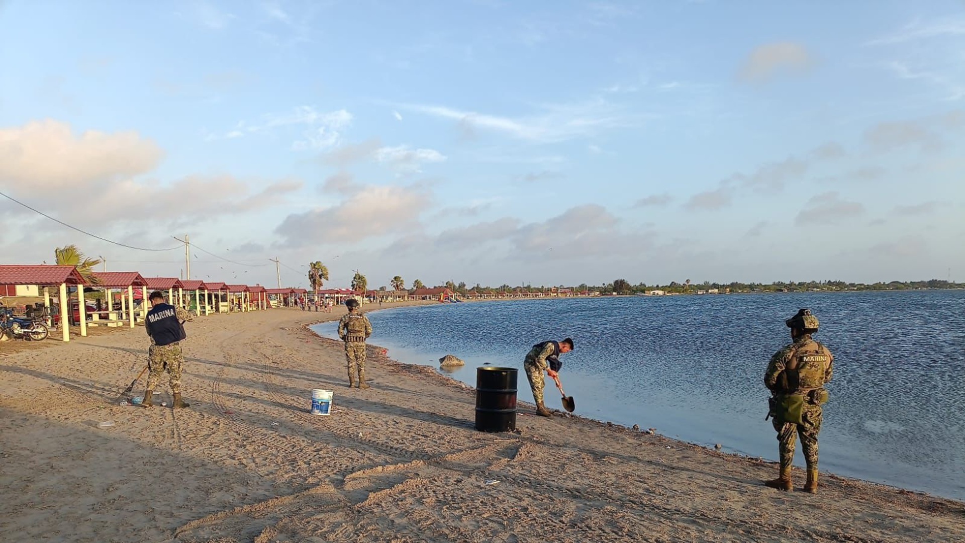 Refuerzan contención de derrame de hidrocarburos en costas de Tamaulipas