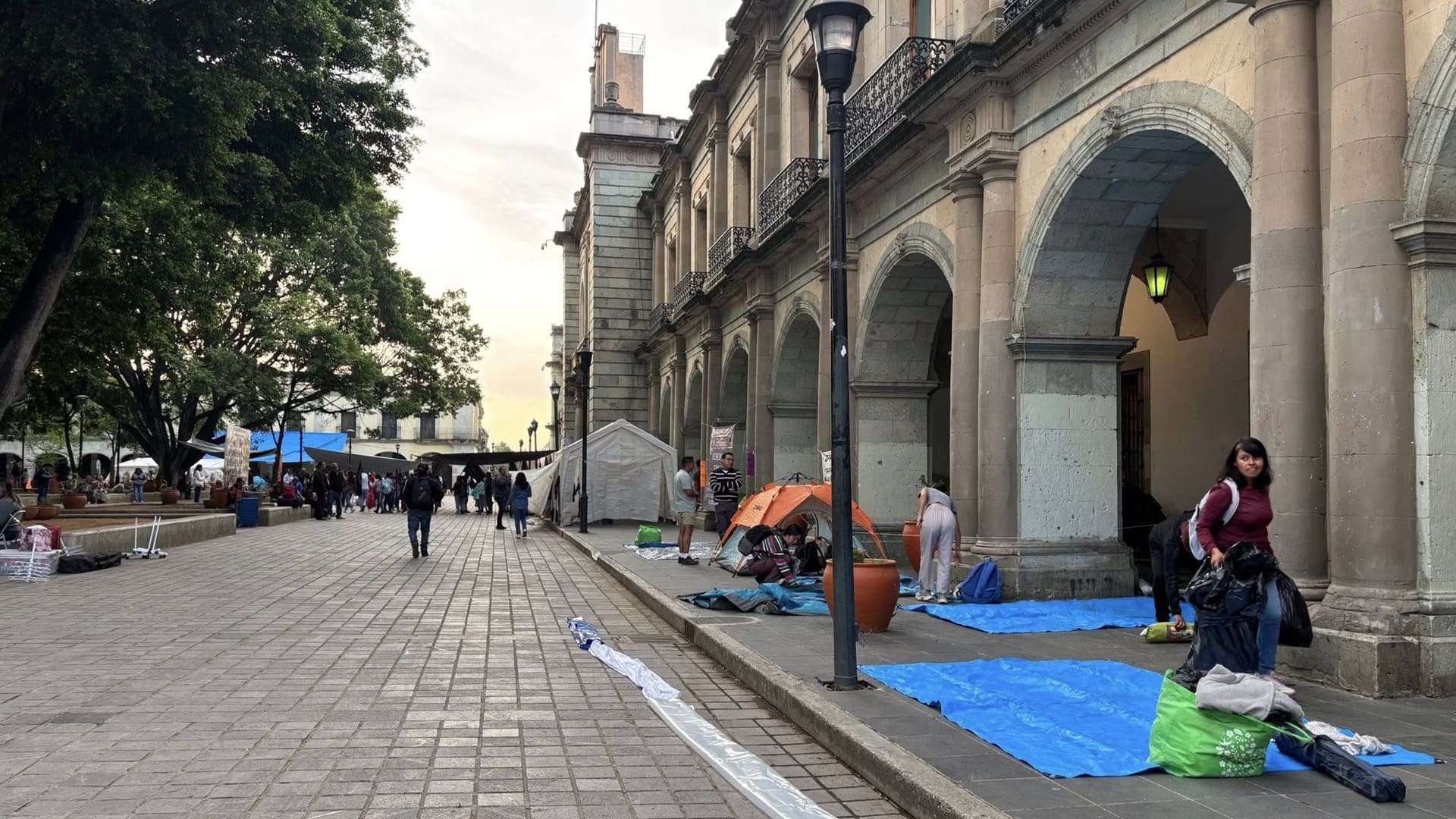 Oaxaca amanece sin clases: paro indefinido de la Sección 22 deja a más de 800 mil estudiantes fuera de las aulas Oaxaca amanece sin clases: paro indefinido de la Sección 22 deja a más de 800 mil estudiantes fuera de las aulas