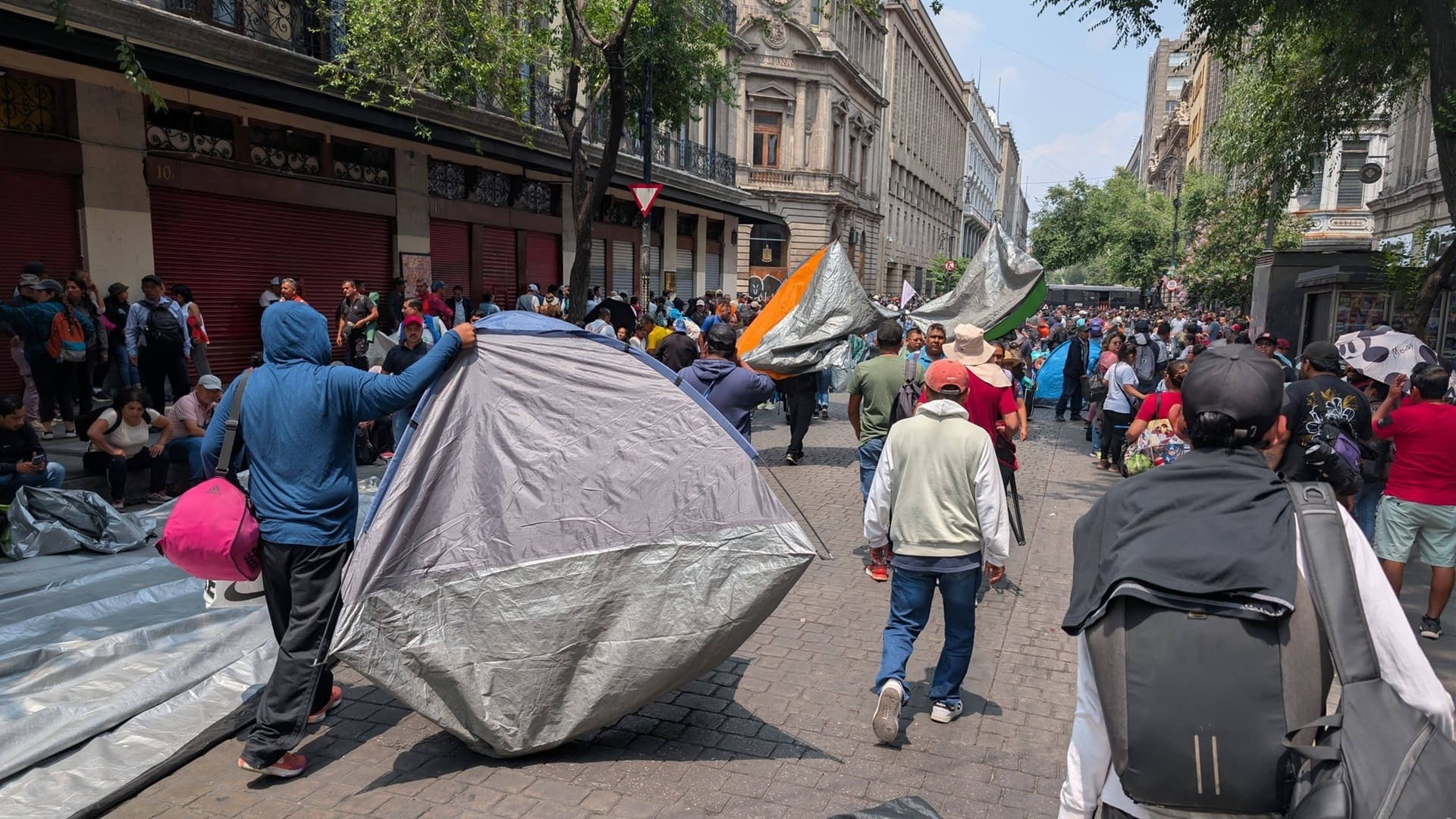 Oaxaca amanece sin clases: paro indefinido de la Sección 22 deja a más de 800 mil estudiantes fuera de las aulas Oaxaca amanece sin clases: paro indefinido de la Sección 22 deja a más de 800 mil estudiantes fuera de las aulas