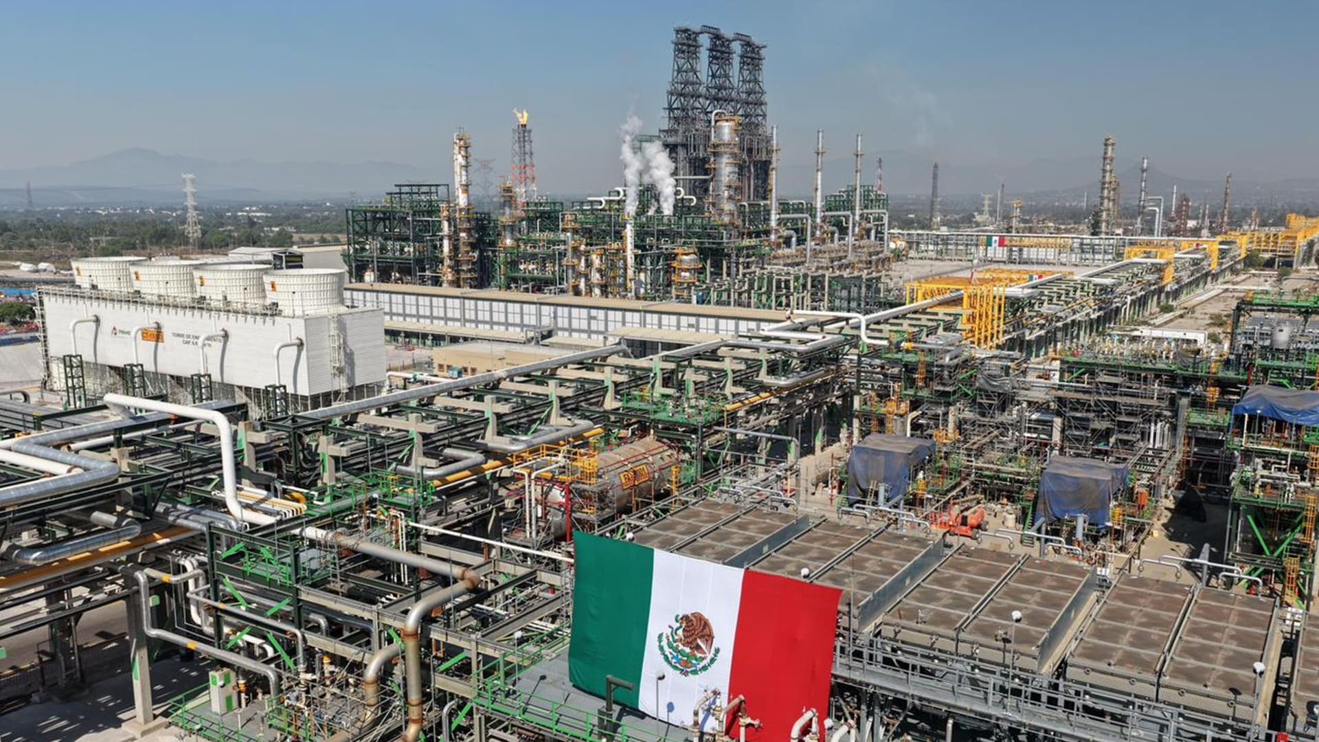 S&P pone perspectiva negativa a Pemex, CFE, bancos y gobiernos estatales en México