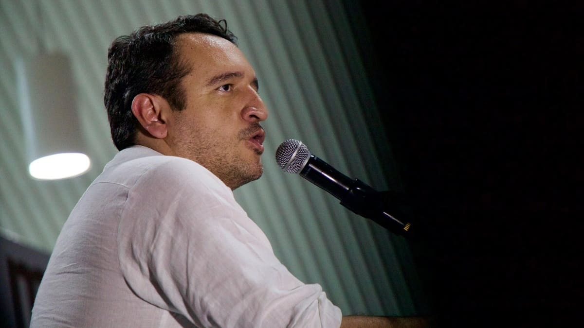 Andrés Manuel López Obrador con camisa blanca y de perfil protagonizando un discurso