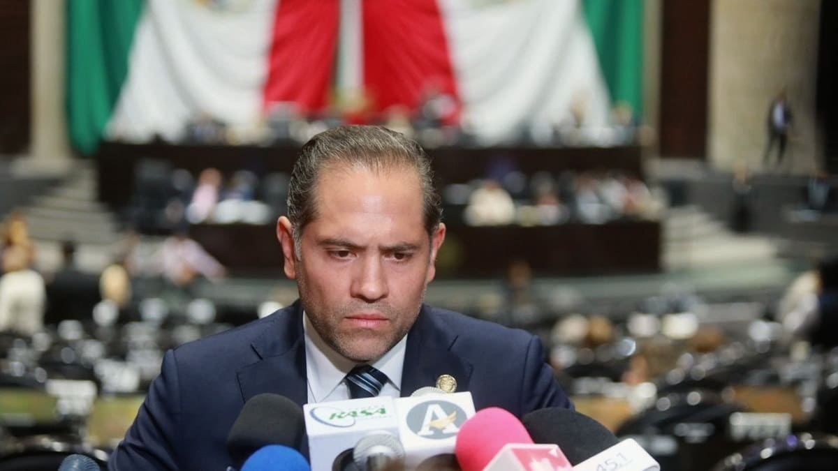 Claudia Sheinbaum muestra unas hojas a un auditorio