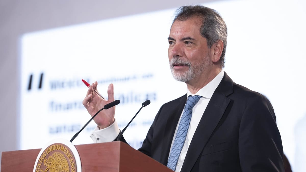 Édgar Amador Zamora en conferencia de prensa en Palacio Nacional