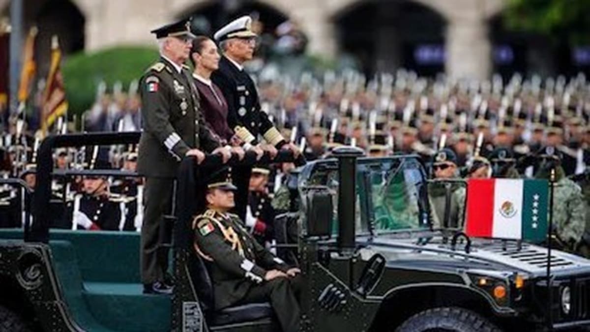 Claudia Sheinbaum a bordo de un vehículo militar en el Zócalo de la Ciudad de México