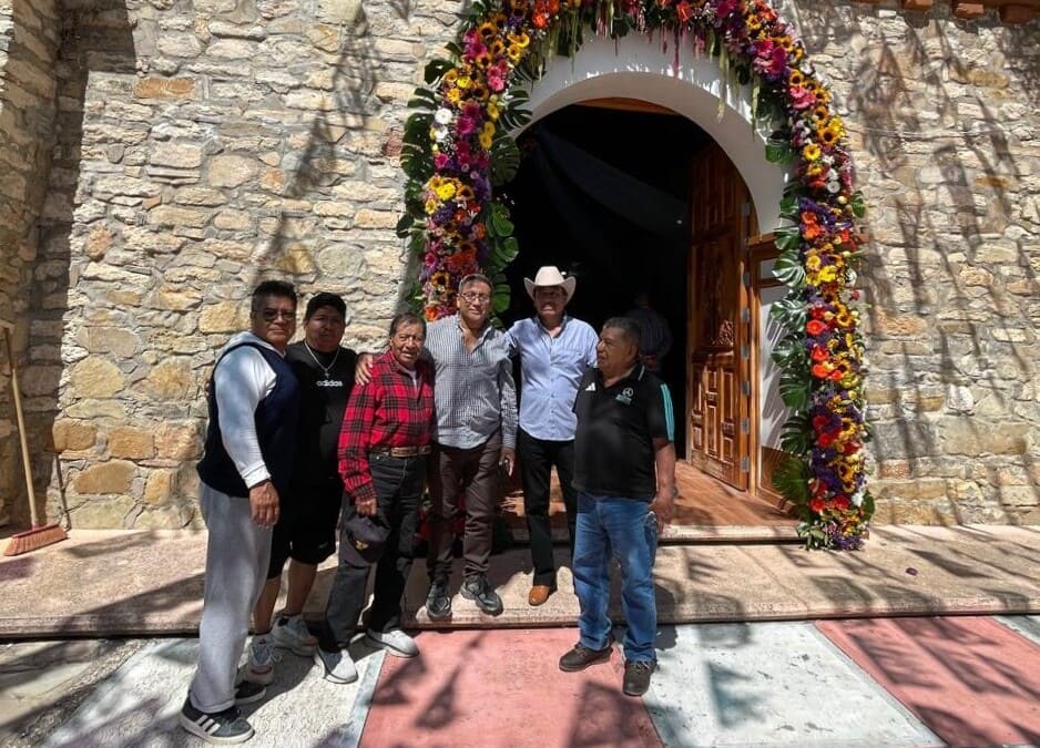 Domingo García Mijangos junto a vecinos de Santiago Nacaltepec