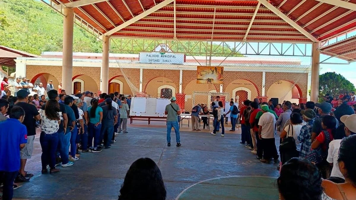 Habitantes de Santiago Xanica votando en la jornada electoral del 16 de agosto