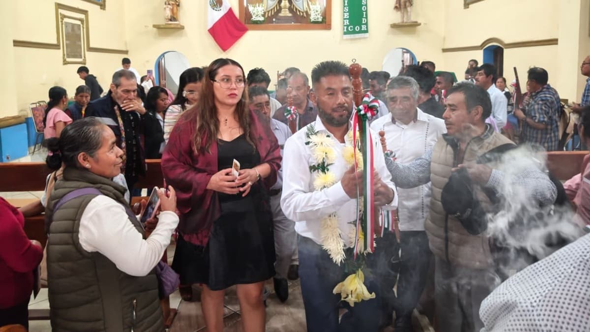 Avelino Rosas Marín durante una ceremonia religiosa en Mazatlán Villa de Flores, Oaxaca