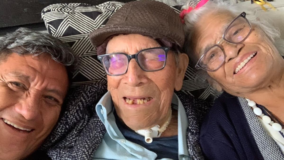 Selfie de Domingo García Mijangos con sus padres