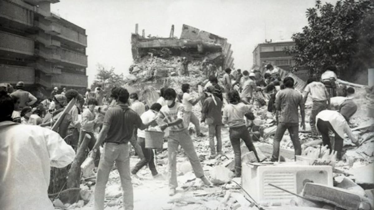 Imagen de un edificio derrumbado, entre muchos otros, en México 1985