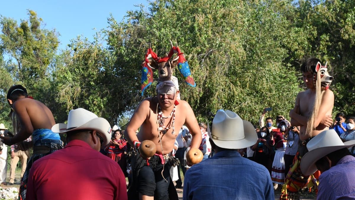 Varios hombres realizan una ceremonia a orillas del Río Yaqui