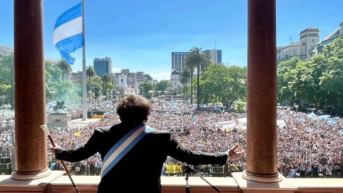 Javier Milei en un acto masivo desde la Casa Rosada en Argentina