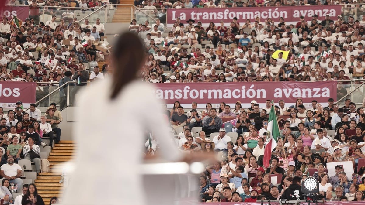 Claudia Sheinbaum en un mitin en el Auditorio Guelaguetza de Oaxaca