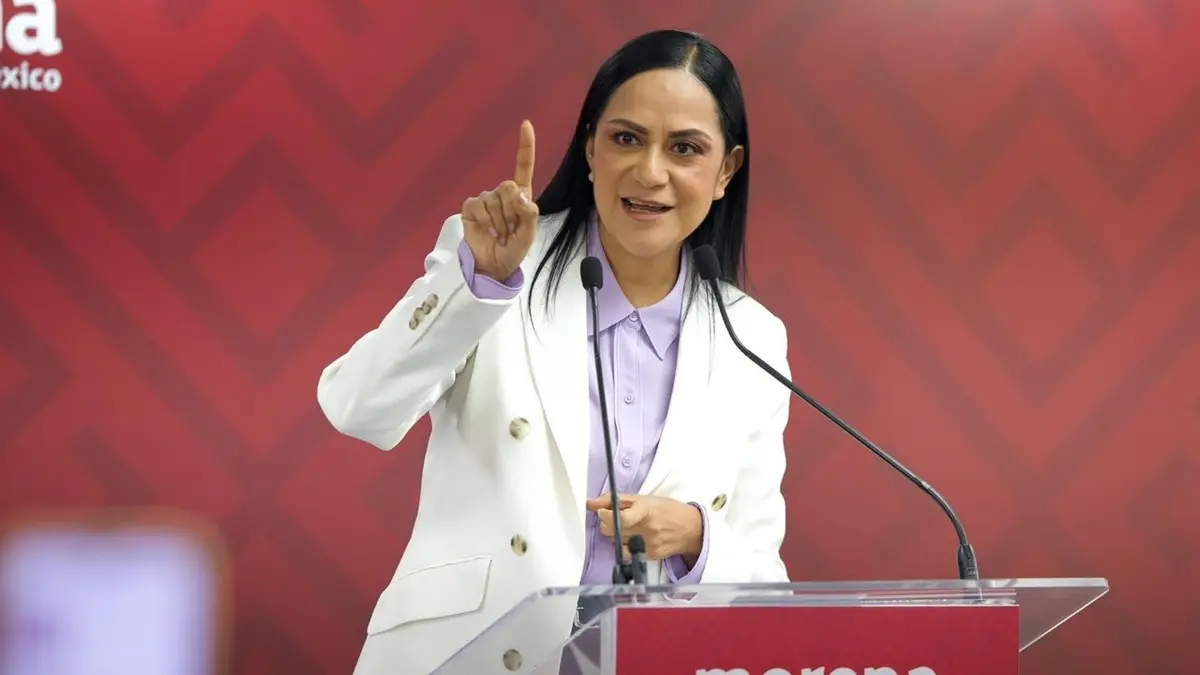 La política sin moral: acusar, negar y que el ciudadano crea Ariadna Montiel, líder de Morena, en una conferencia de prensa haciendo señalamientos con un dedo