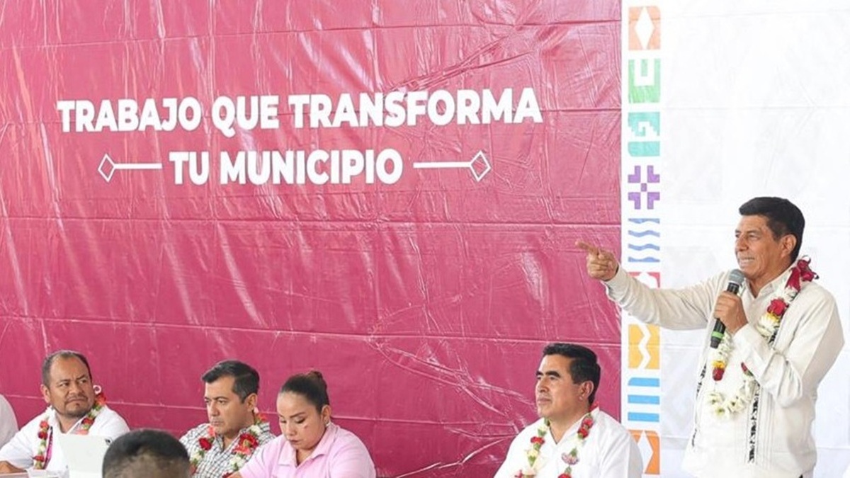 Salomón Jara en un evento público del programa Trabajo que transforma tu municipio