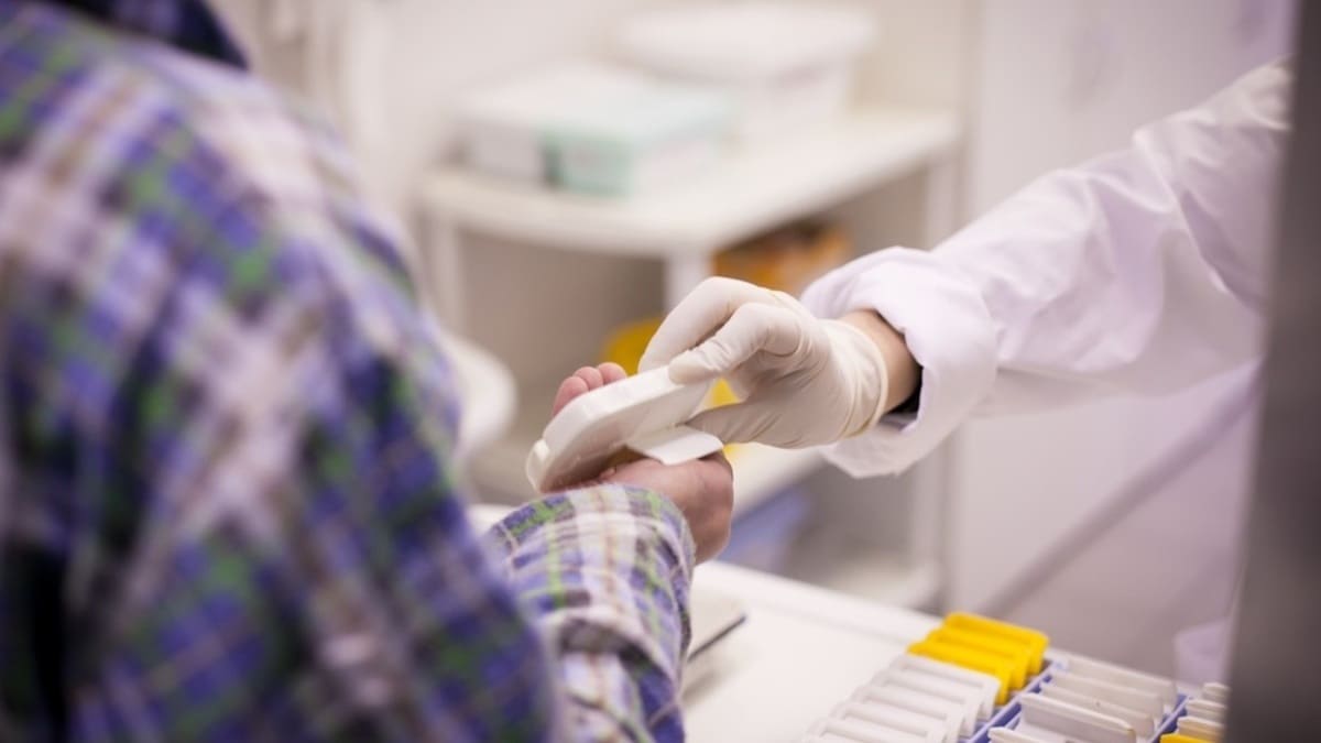 Dos personas intercambiando medicamentos