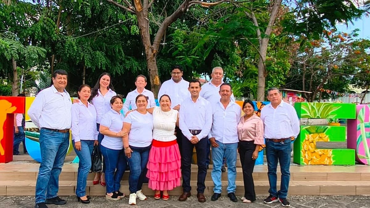 Salomé Martínez junto a otras personas que posan para una fotografía en un patio.