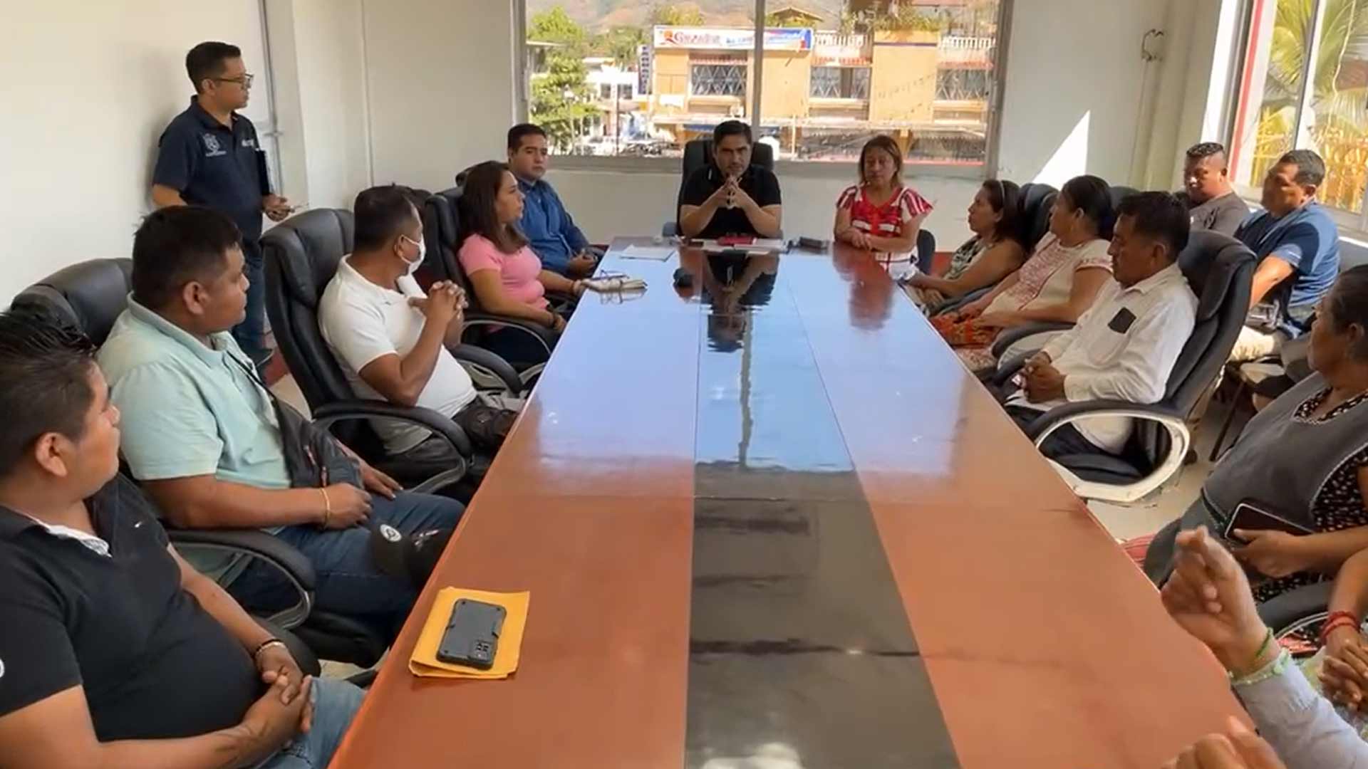 Héctor Baños Toscano, Presidente Municipal de Pinotepa Nacional, se reúne con comitiva de vendedores ambulantes