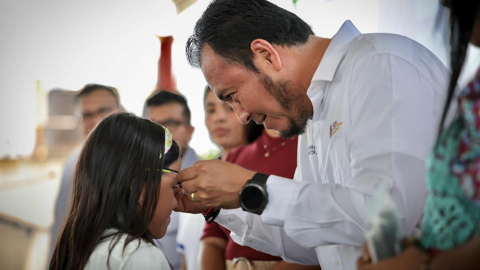 Dotan de lentes a estudiantes de Istmo de Tehuantepec