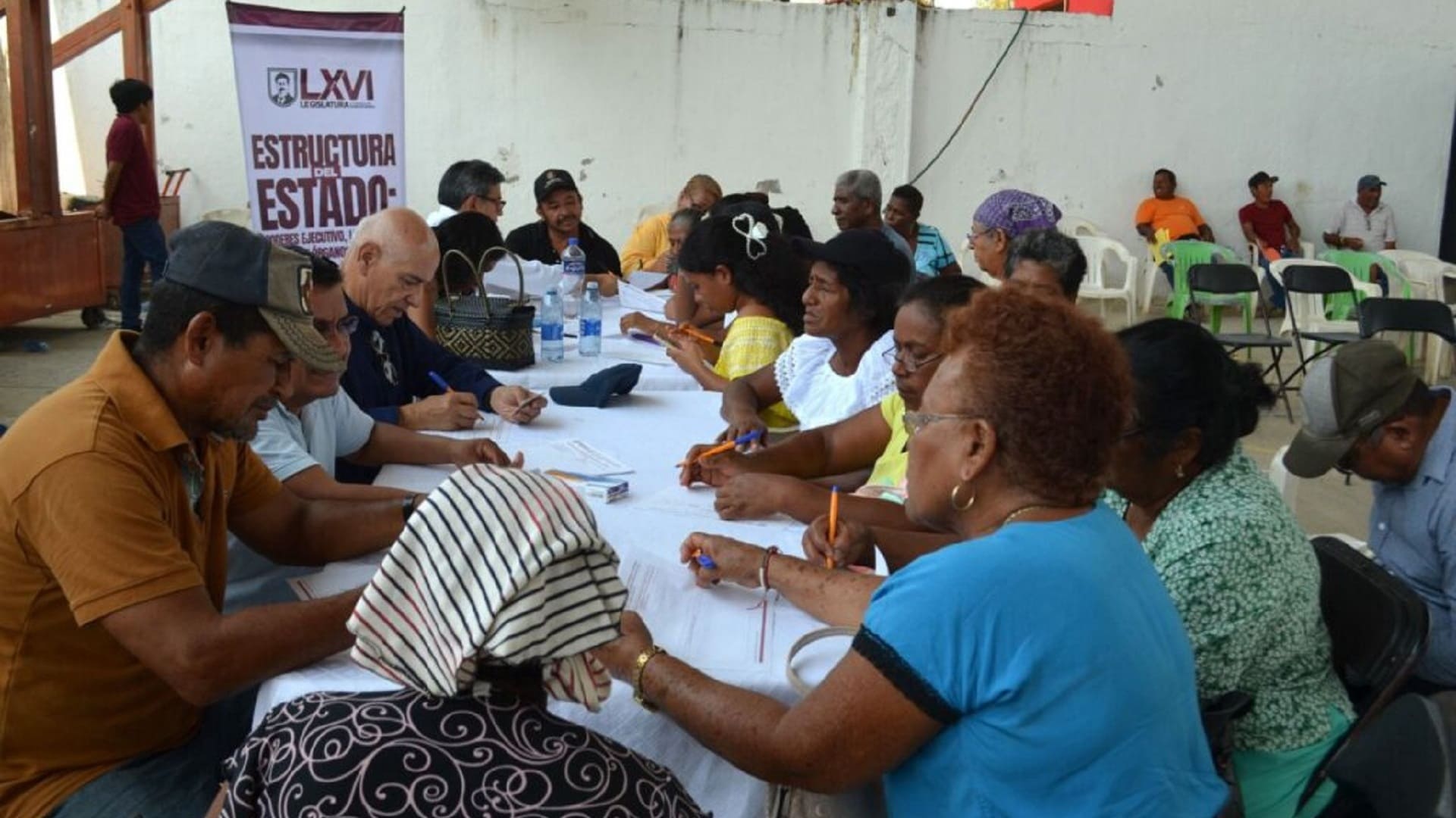 En Santiago Llano Grande, consulta la reformar la Constitución