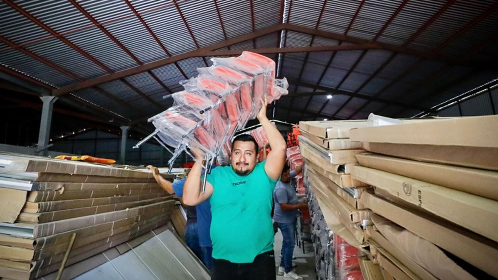 Istmo de Tehuantepec recibe mobiliario escolar nuevo con inédita inversión