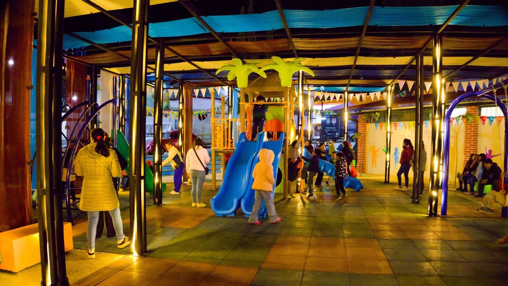 Tlaxiaco equipa área de juegos infantiles del Parque Porfirio Díaz