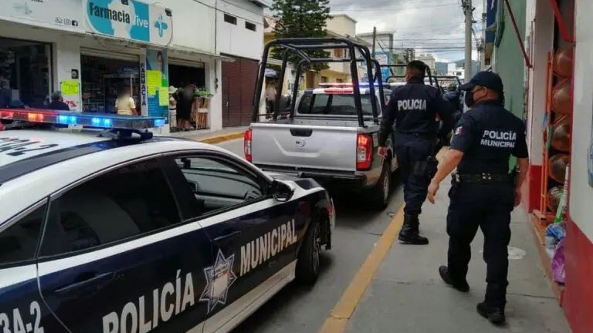 Atentado contra director de la Policía Municipal de Pluma Hidalgo; despliegan operativo en la zona Atentado contra director de la Policía Municipal de Pluma Hidalgo; despliegan operativo en la zona