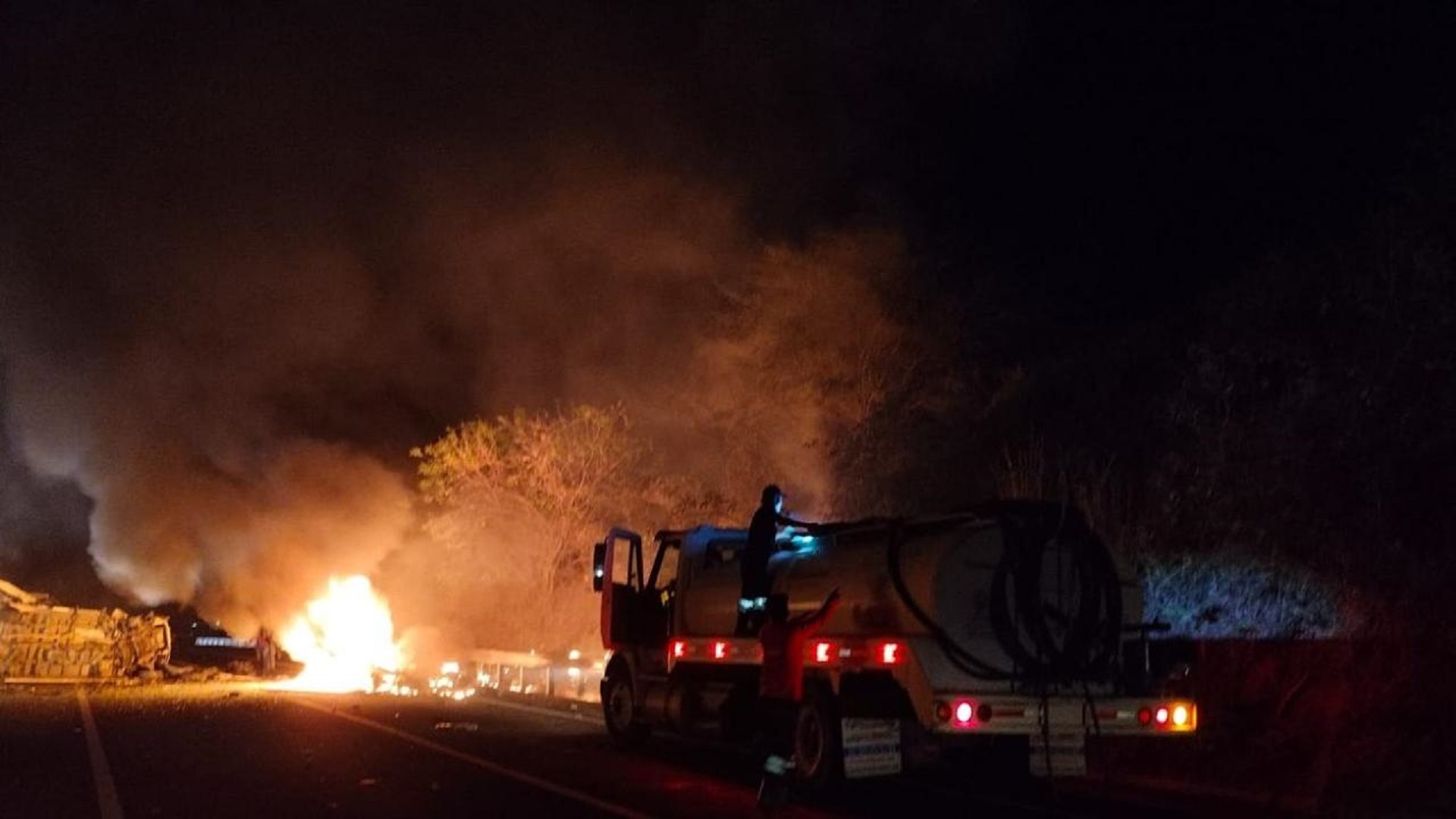 Muere una persona en choque frontal en la autopista Oaxaca–Puerto Escondido