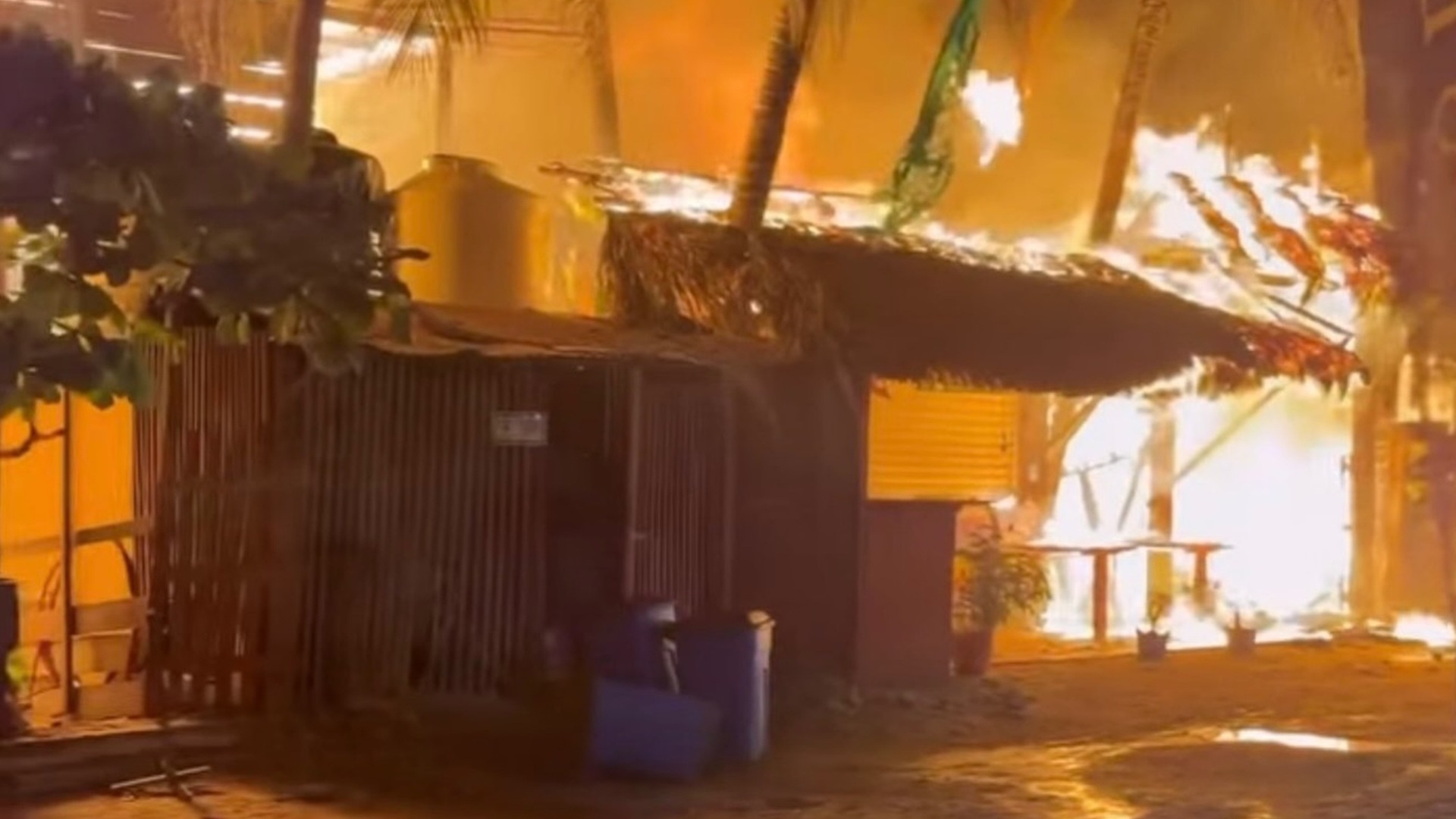 Devastador incendio arrasa con decenas de negocios en Punta Zicatela; al menos 70 locales quedan en cenizas