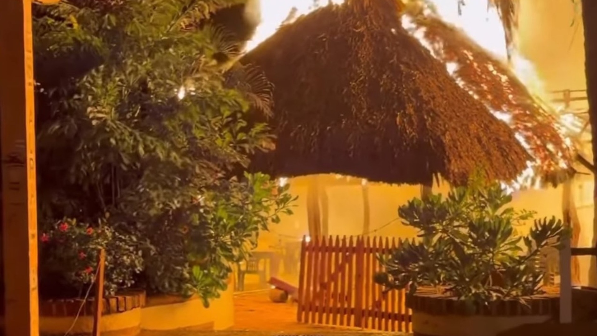 Devastador incendio arrasa con decenas de negocios en Punta Zicatela; al menos 70 locales quedan en cenizas