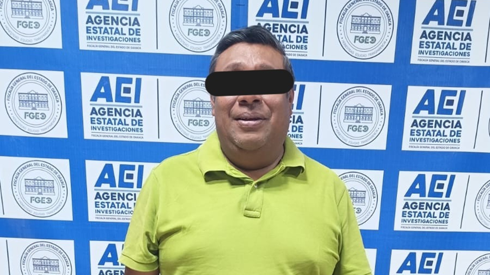 Imagen de tres autos y una moto en un terreno de Santa Catarina Minas, donde fue asesinado un hombre.