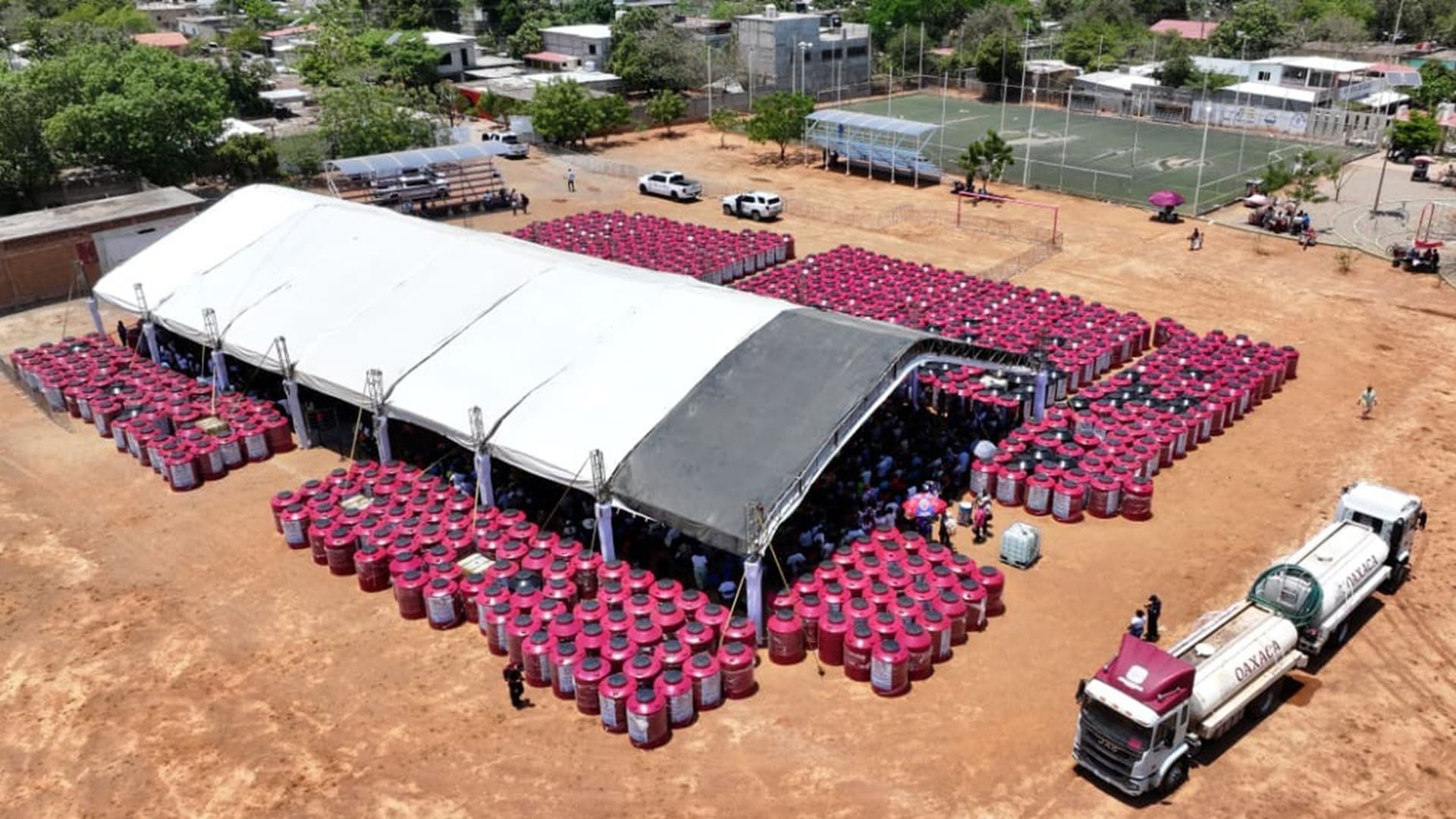 Tehuantepec afronta estiaje con tinacos: recibe 800 del gobierno de Jara Cruz Tehuantepec afronta estiaje con tinacos: recibe 800 del gobierno de Jara Cruz