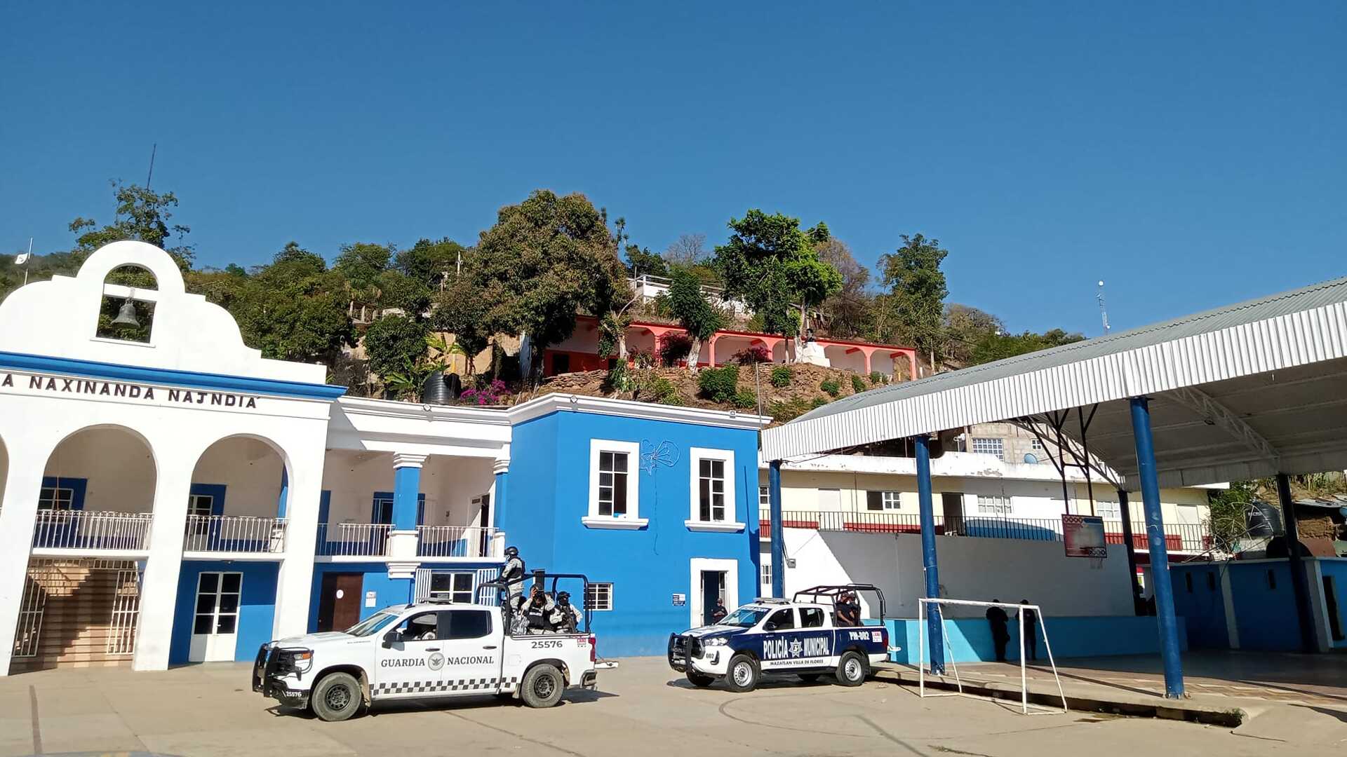 Edificio del Palacio Municipal de Mazatlán Villa de las Flores en Oaxaca, con fachada azul y blanca.