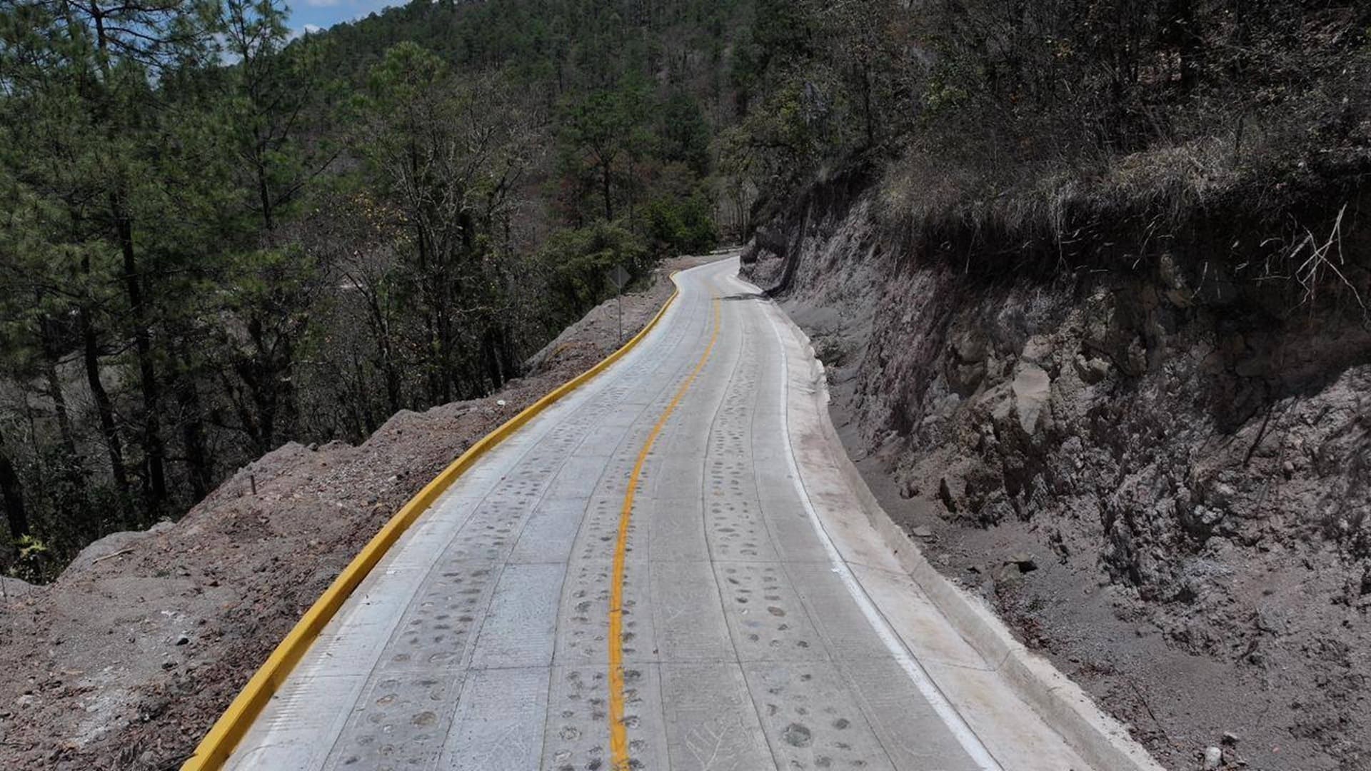 Impulsan carreteras en la Mixteca y Sierra de Juárez; benefician a comunidades indígenas de Oaxaca