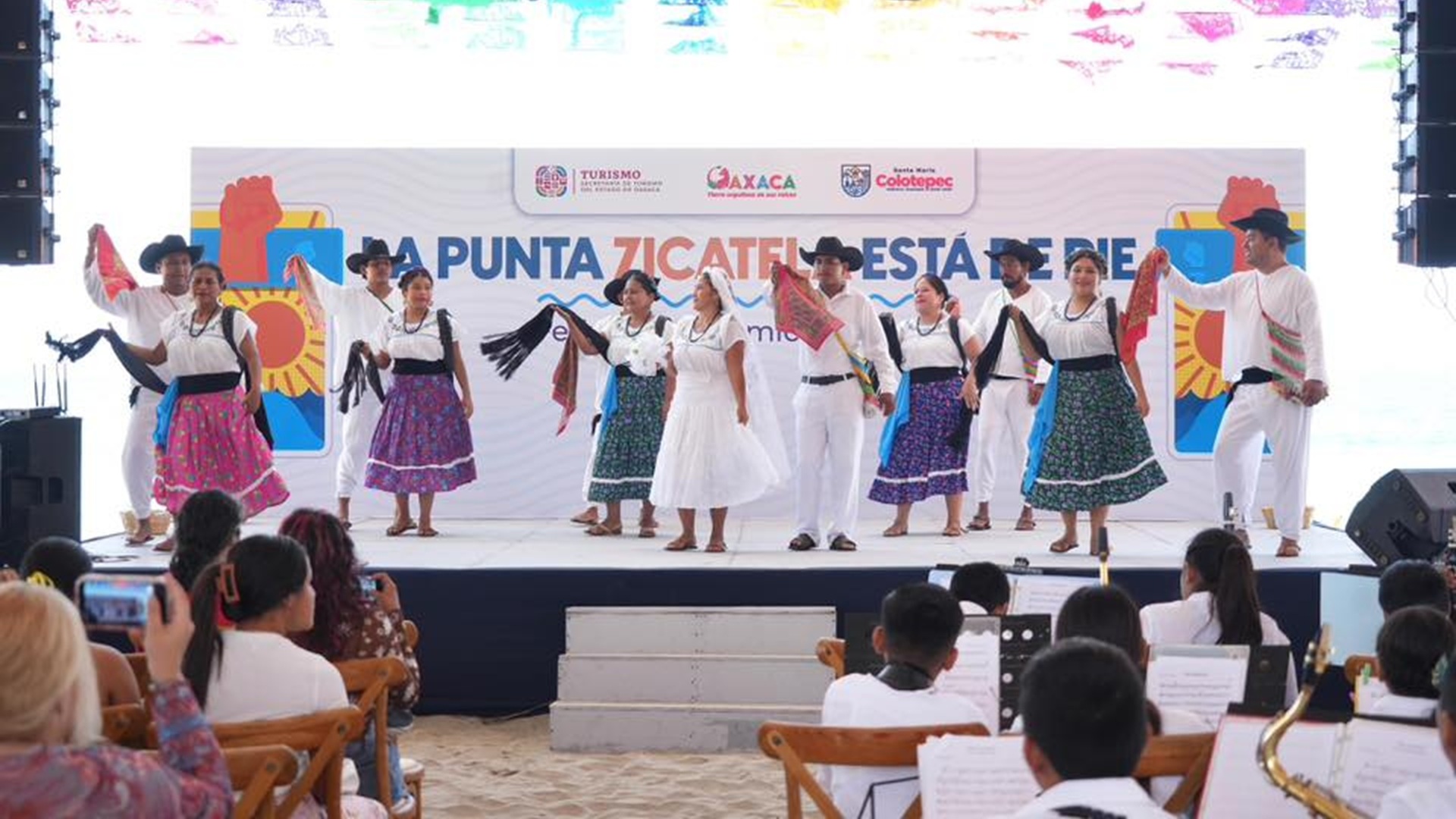 Danzantes sobre una tarima durante la feria celebrada en Punta Zicatela, en Oaxaca.