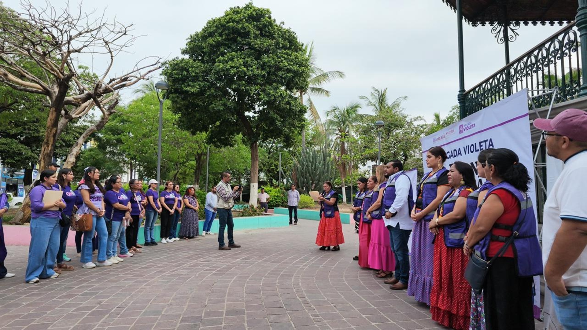 Mujeres de Juchitán entran al centro del plan de paz en Oaxaca con Brigadas Violeta Mujeres de Juchitán entran al centro del plan de paz en Oaxaca con Brigadas Violeta