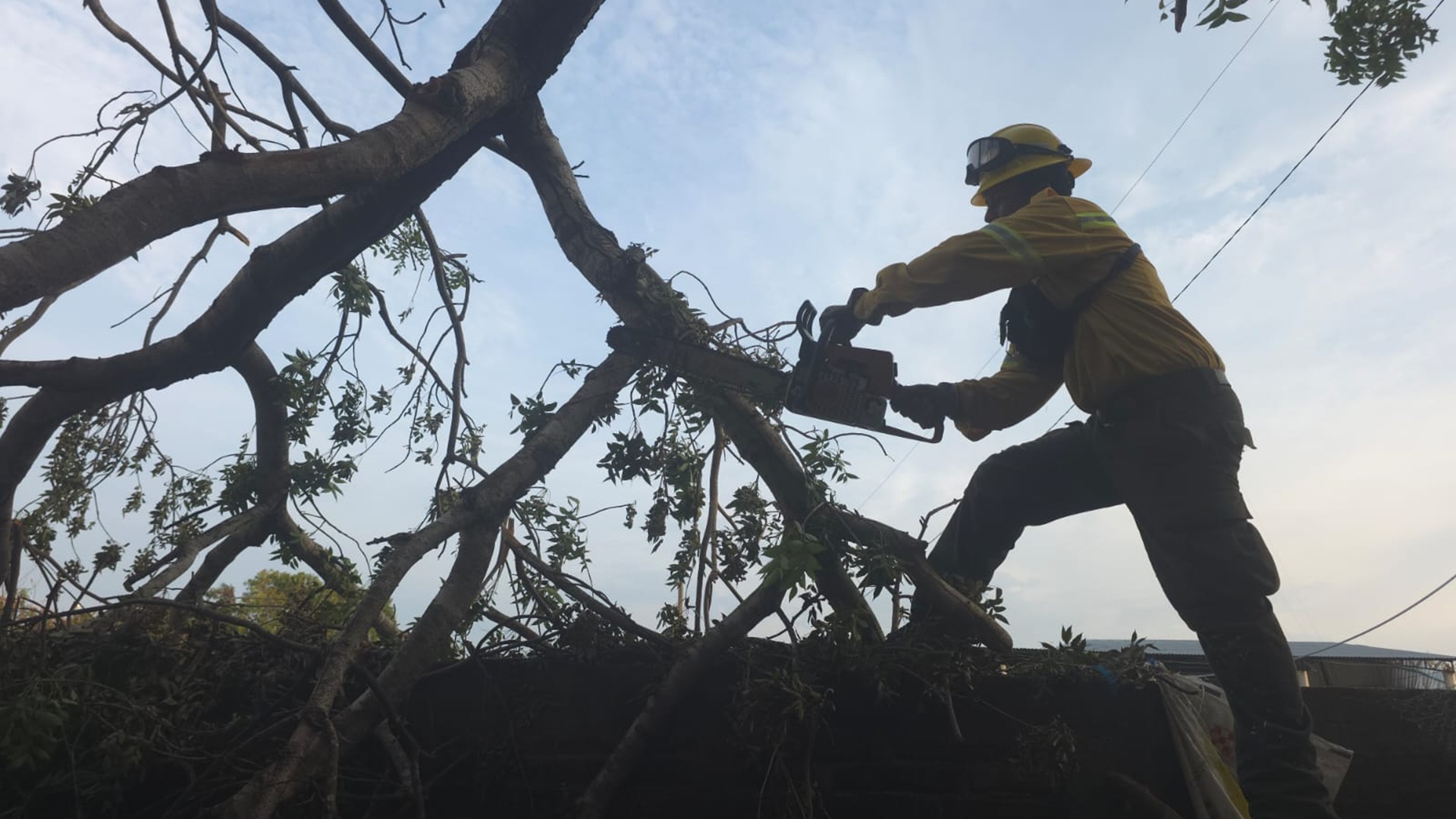 Restablecen caminos y espacios públicos en Ixhuatán tras tormenta que dejó severos daños