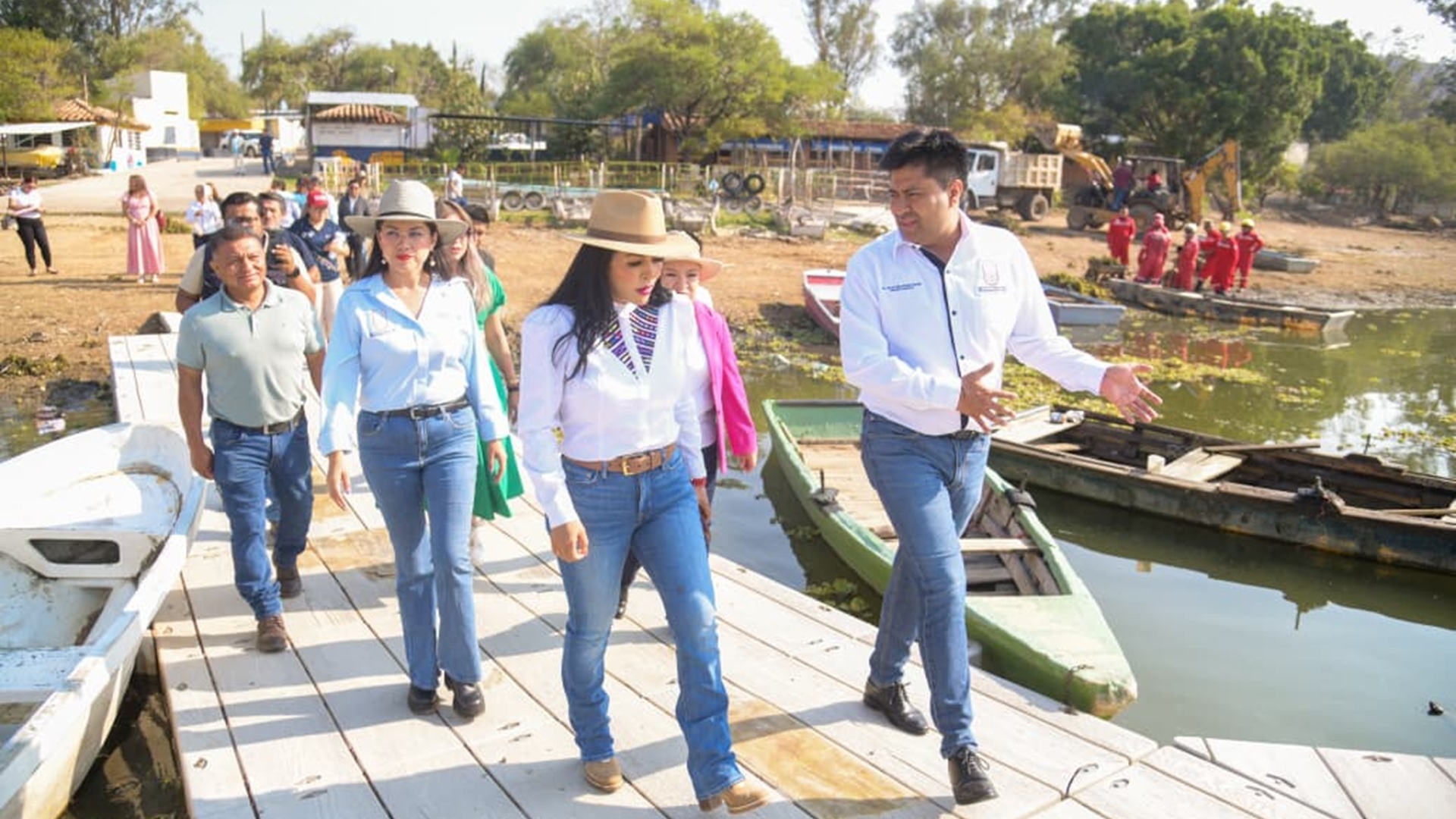 Saymi Pineda Velasco y colaboradores caminan por un embarcadero en la Yosocuta de Huajuapan.