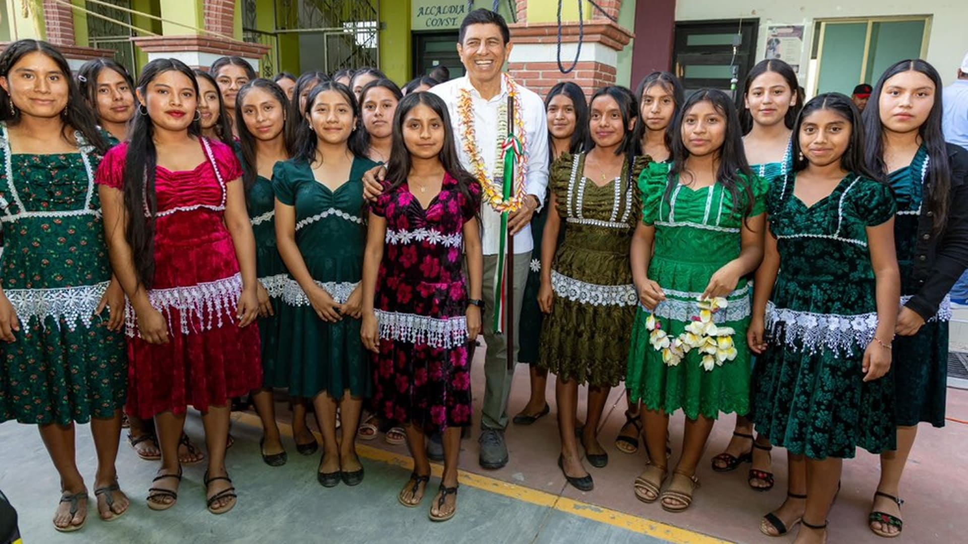 Salomón Jara entre decenas de mujeres vestidas con ropa indígena de diferentes colores.